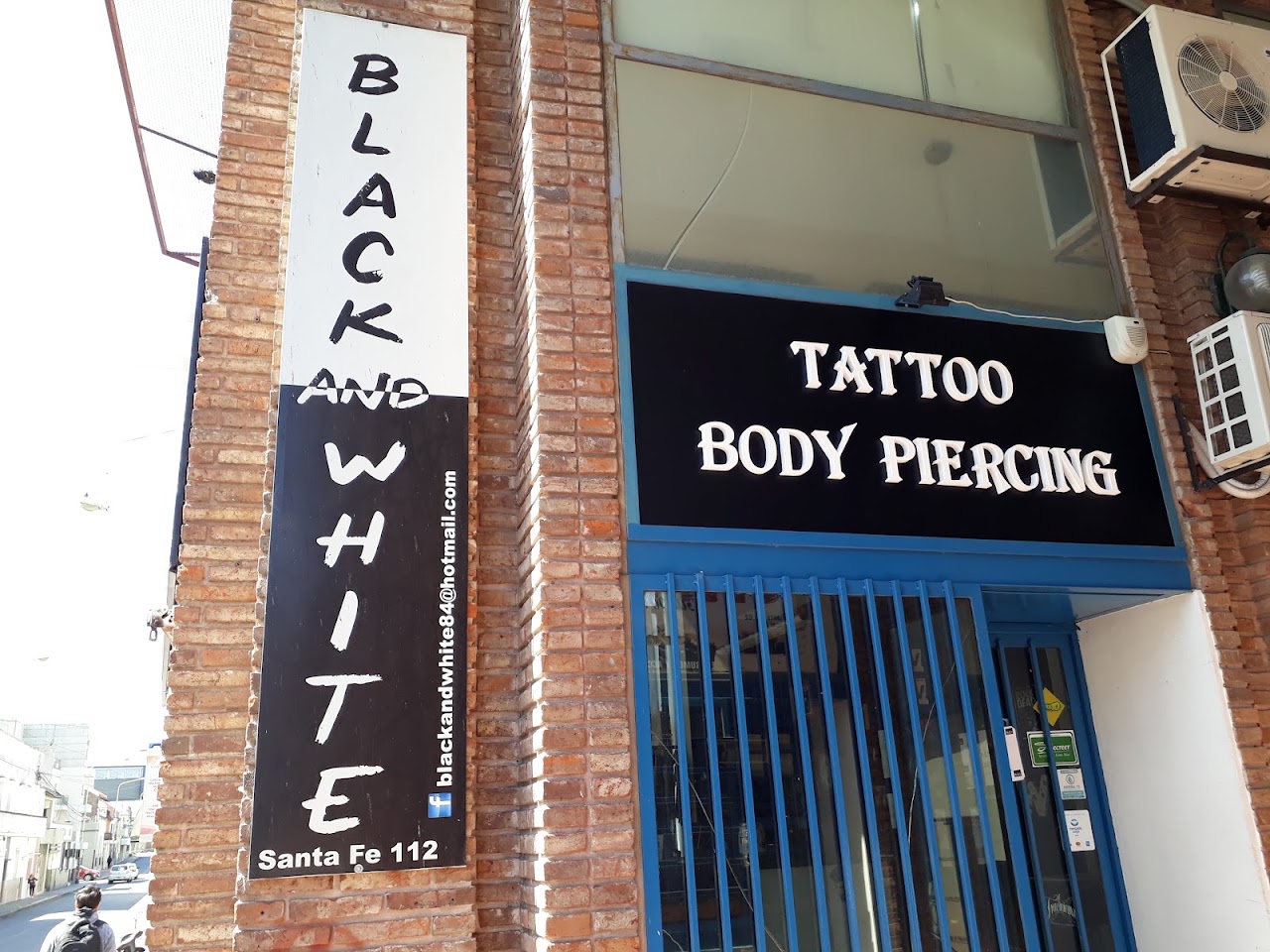 Fachada de Black And White Jeans Tattoo