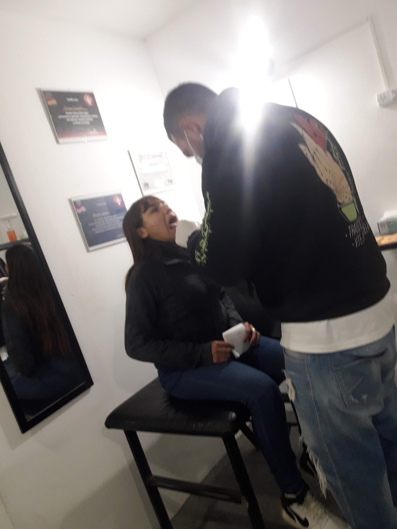 Sesión de piercing en Black And White Jeans Tattoo